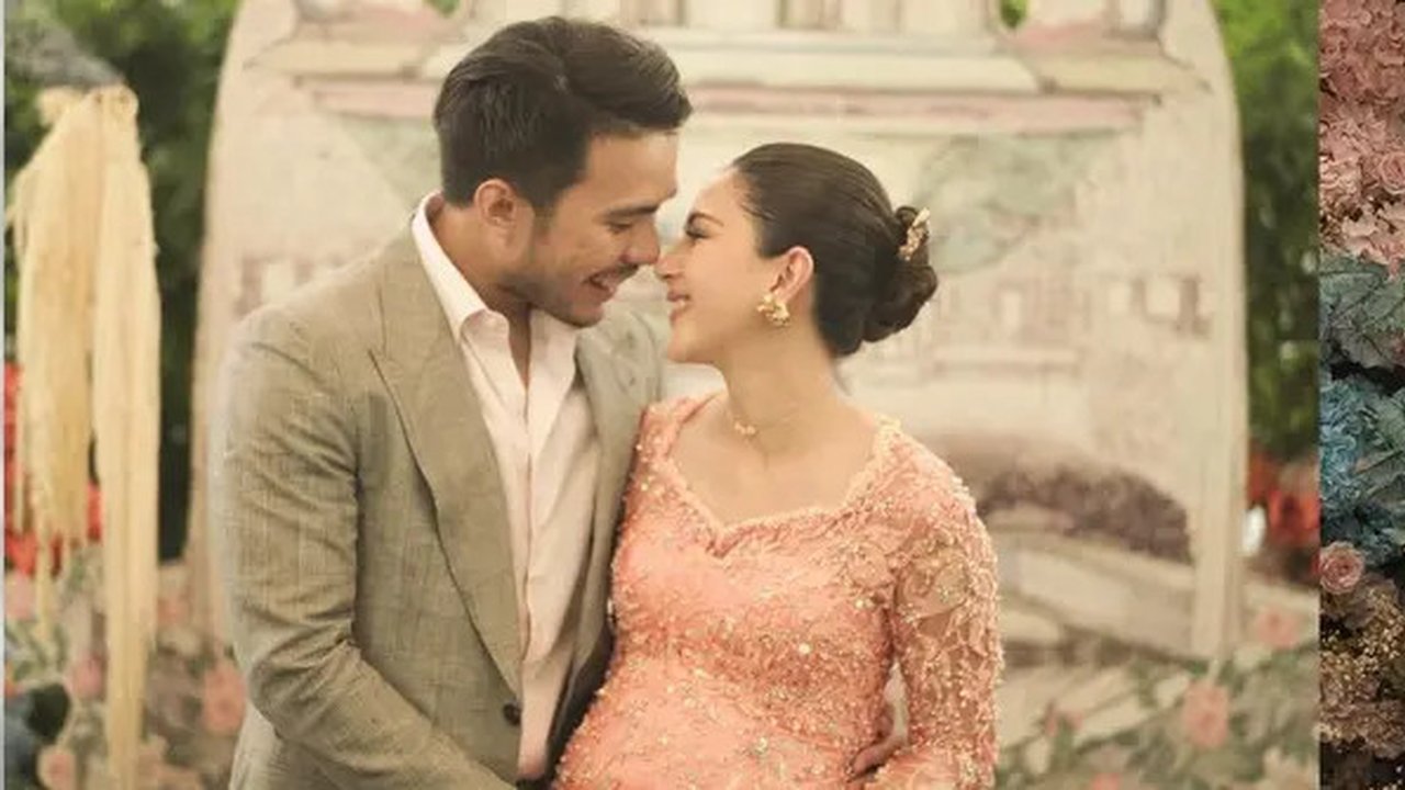 Terlihat Jessica Mila mengenakan kebaya peach dan ulos warna hijau sage. Sedangkan Yakub tampil dengan setelan jas abu dan warna peach senada kebaya sang istri.