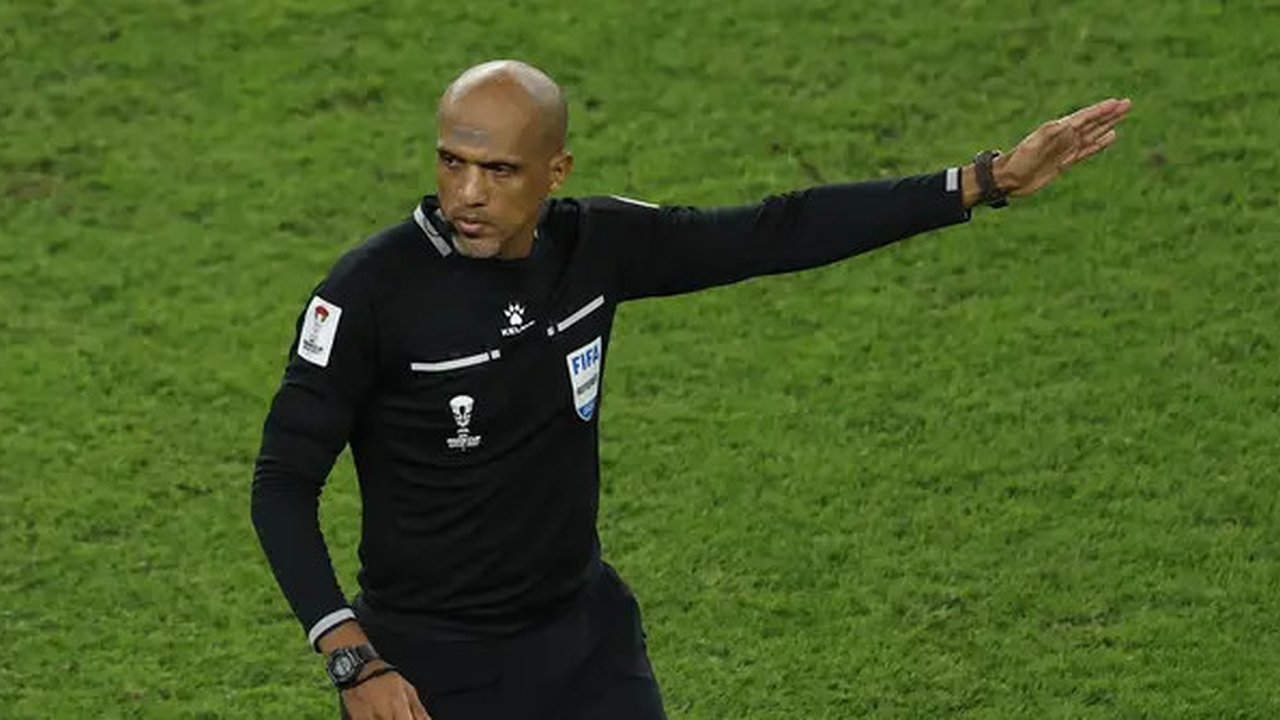 Pertandingan Timnas Indonesia melawan Bahrain pada Grup C Kualifikasi Piala Dunia 2026 yang berlangsung di Bahrain National Stadium, Riffa, Kamis (10/10/2024) diwarnai dengan kontroversi d