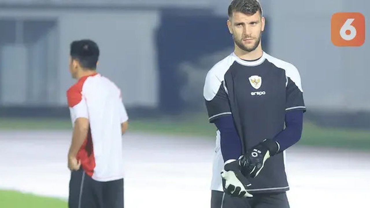 Kiper Timnas Indonesia, Maarten Paes saat sesi official training di Stadion Madya, Senayan, Jakarta, Senin (9/9/2024) jelang menghadapi Australia dalam laga kualifikasi Piala Dunia 2026 ya