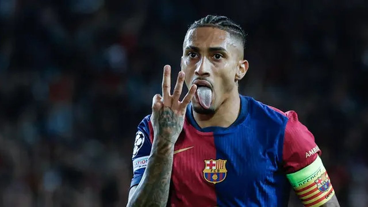 Pemain Barcelona, Raphinha, melakukan selebrasi setelah mencetak gol ke gawang Bayern Munchen, dalam laga matchday tiga Liga Champions 2024/2025 di Estadi Olimpic Lluis Companys, Kamis (24/10