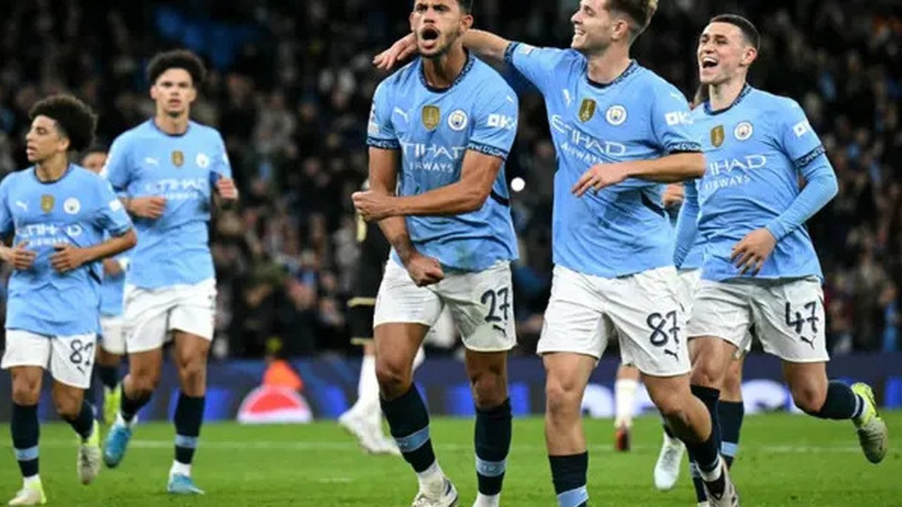 Gelandang Manchester City asal Portugal #27, Matheus Nunes (C), merayakan gol kelima tim saat pertandingan Liga Champions UEFA antara Manchester City dan Sparta Prague di Stadion Etihad di