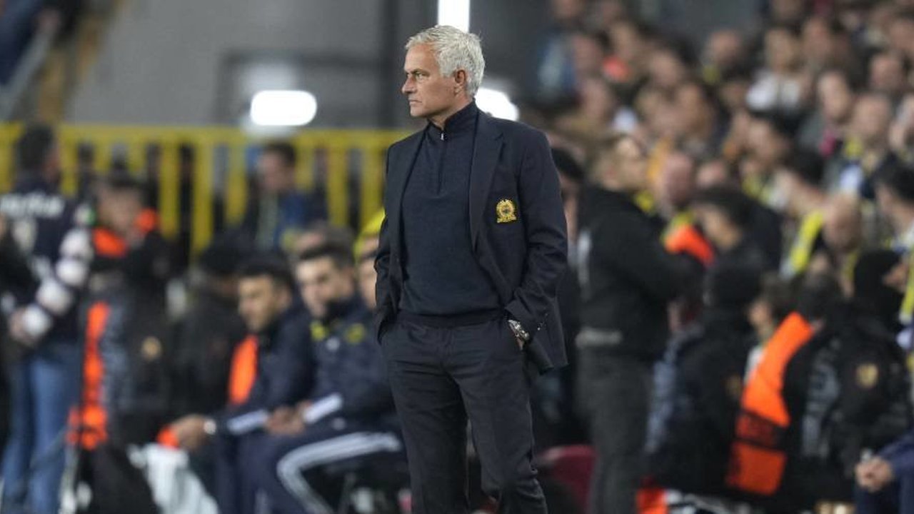 Jose Mourinho Dapat Kartu Merah saat Melawan Manchester United