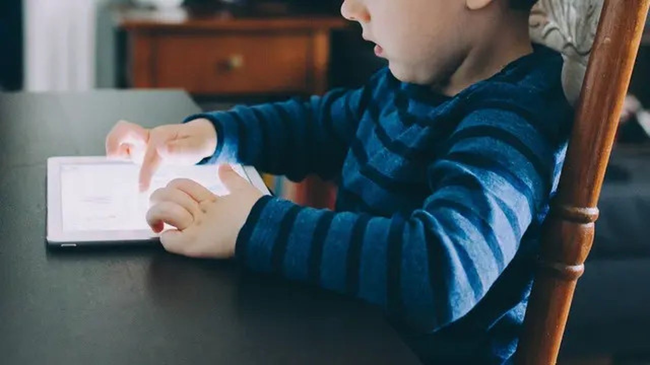 Ilustrasi anak main gadget. (dok. Pixabay.com/StockSnap)