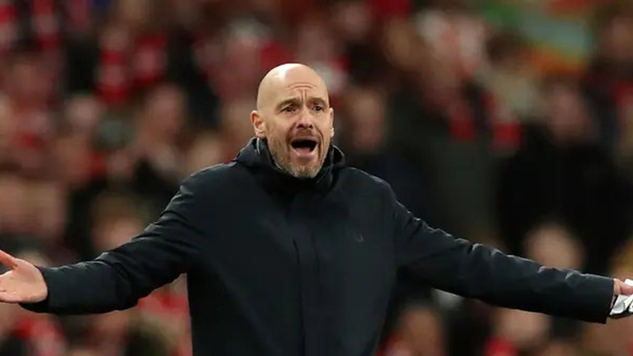 Pelatih Kepala Manchester United, Erik Ten Hag memberikan instruksi dari garis samping saat pertandingan sepak bola final Piala Liga Inggris antara Manchester United dan Newcastle United di S