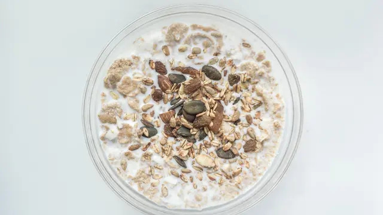 Trik Mudah Atasi Jerawat Meradang dengan Masker Oatmeal dan Madu (Credit: Tiktok/@thandyd_)