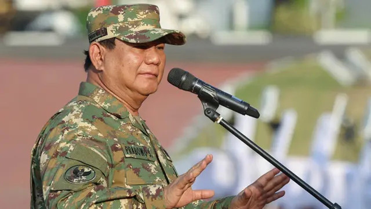 Presiden Republik Indonesia Prabowo Subianto memberikan arahan pada retreat menteri pada Kabinet Merah Putih di Akademi Militer Magelang, Jawa Tengah. (Foto oleh Handout/Media Partner Partai