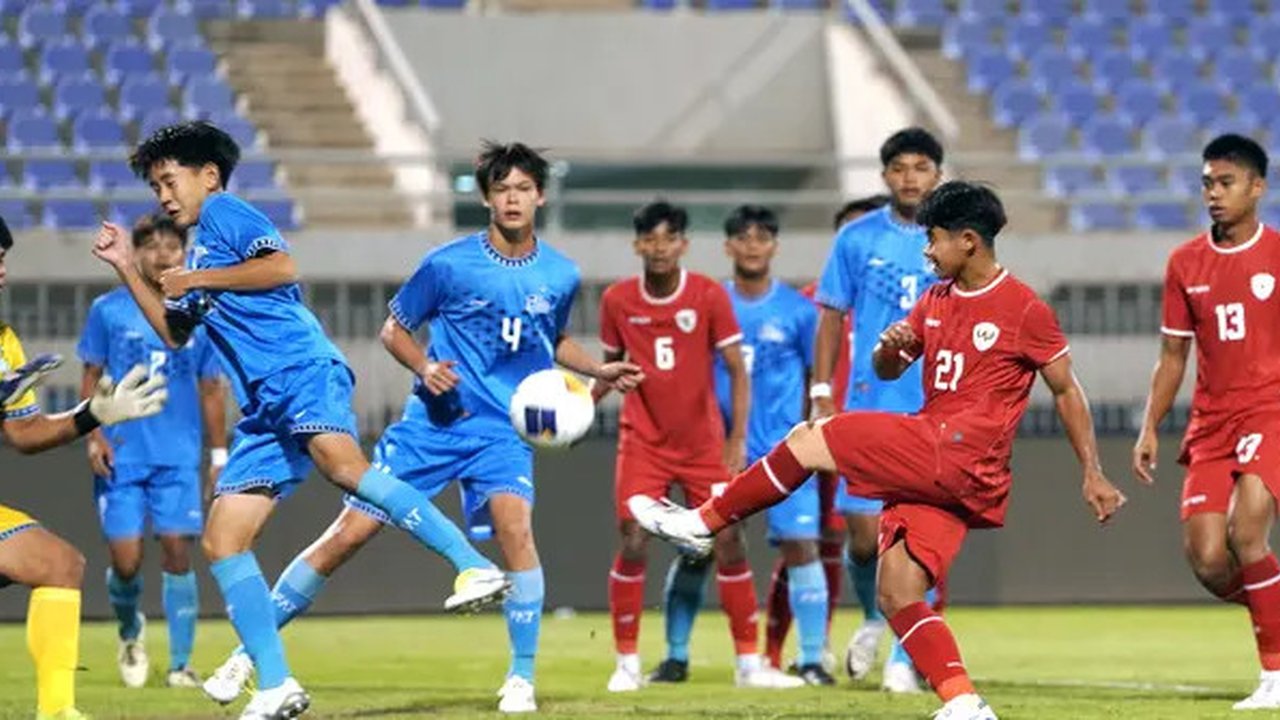 Pemain Timnas Indonesia U-17, Fandi Ahmad Muzaki berusaha mencetak gol ke gawang Kepulauan Mariana Utara pada laga Grup G Kualifikasi Piala Asia U-17 yang berlangsung di Abdullah Alkhalifa Al