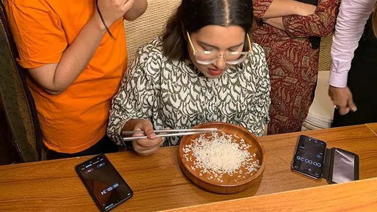 Wanita Ini Cetak Rekor Dunia Makan Nasi Sebutir Demi Sebutir (Sumber: UPI)