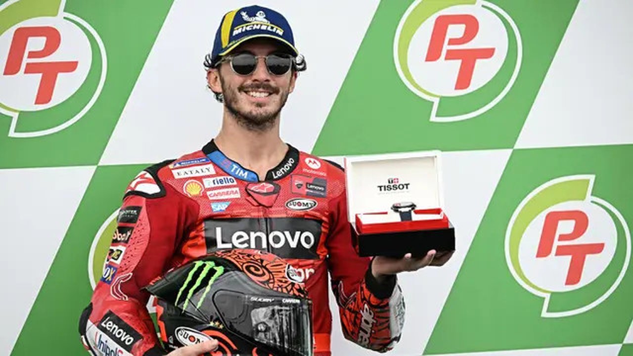 Pebalap Ducati Lenovo Team, Francesco Bagnaia merayakan kemenangannya di posisi terdepan pada sesi kualifikasi MotoGP Thailand di Sirkuit Internasional Buriram, Sabtu 26 Oktober 2024. (Lillia