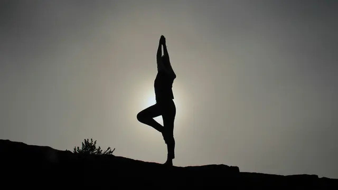 Pose berdiri dengan satu kaki dalam durasi waktu tertentu dapat membantu menentukan usia fisik seseorang. (Foto: Unsplash/Patrick Hendry)