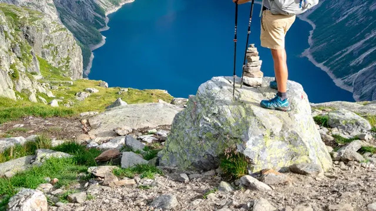 Ilustrasi orang hiking di alam. (Foto: Unsplash/Sbastien Goldberg)