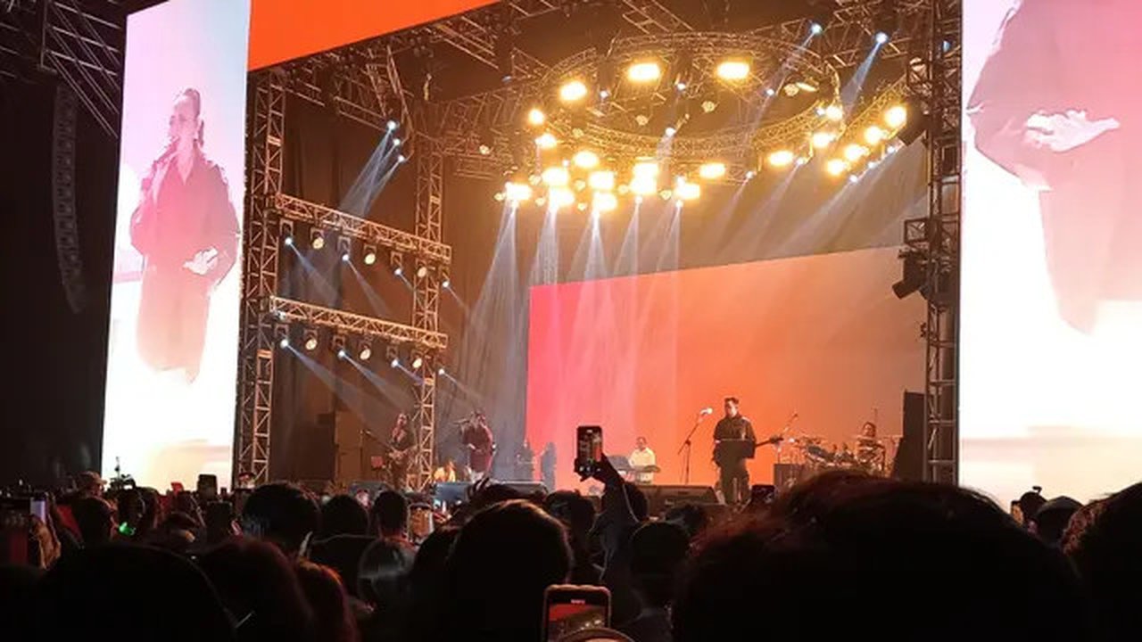 Mahalini tampil memukau di hari kedua JBL Festival 2024 di Istora Senayan Jakarta, Minggu (27/10). (Liputan6.com/Edu Krisnadefa)
