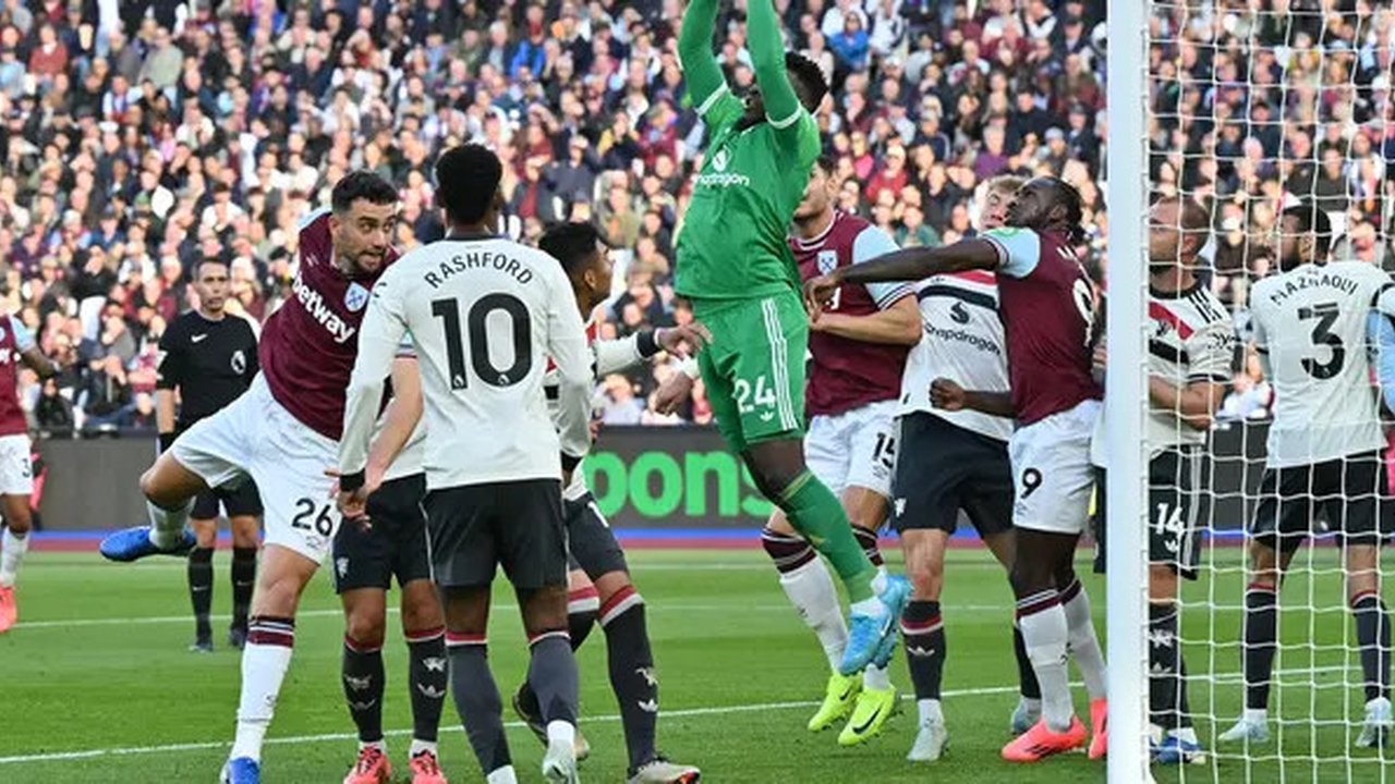 Kiper Manchester United (MU), Andre Onana, menangkap bola di udara dalam laga menghadapi West Ham United di London Stadium, Minggu (27/10/2024) malam WIB. MU kalah 1-2 dalam laga tersebut. (G