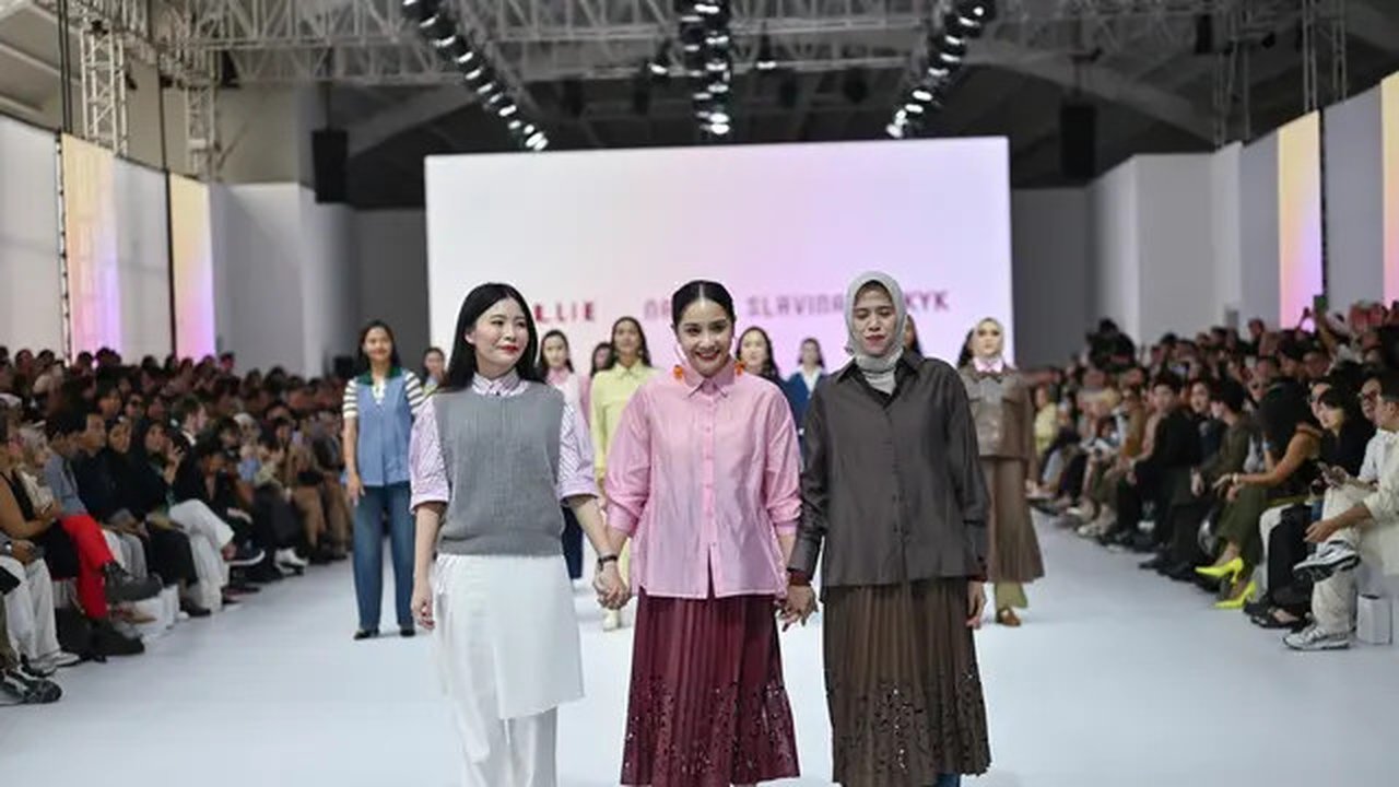 Nagita Slavina bersama CALLIE dan IKYK berusaha menciptakan harmoni dalam kolaborasi.Jakarta Fashion Week 2024 di Jakarta. (dok. Jakarta Fashion Week / Dandy Hendrata)