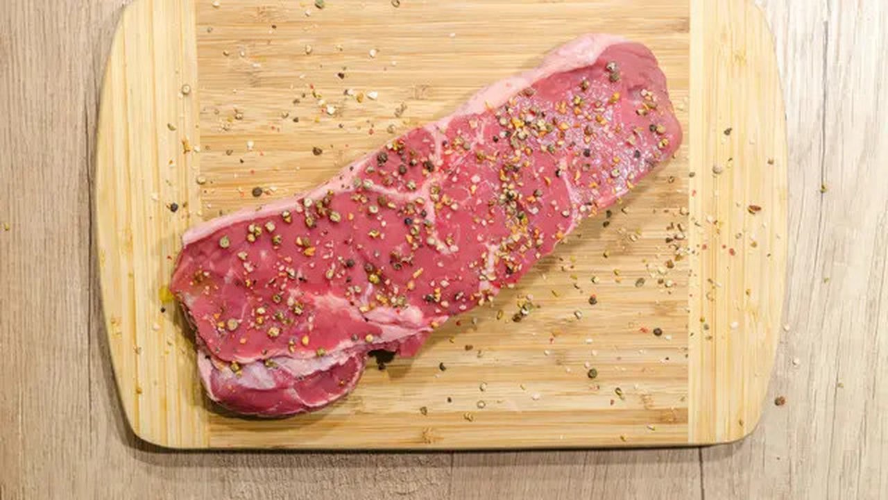 Daging sapi grass-fed dianggap memiliki lebih banyak nutrisi dibandingkan daging sapi grain-fed. (Foto: Pexels/Lukas)