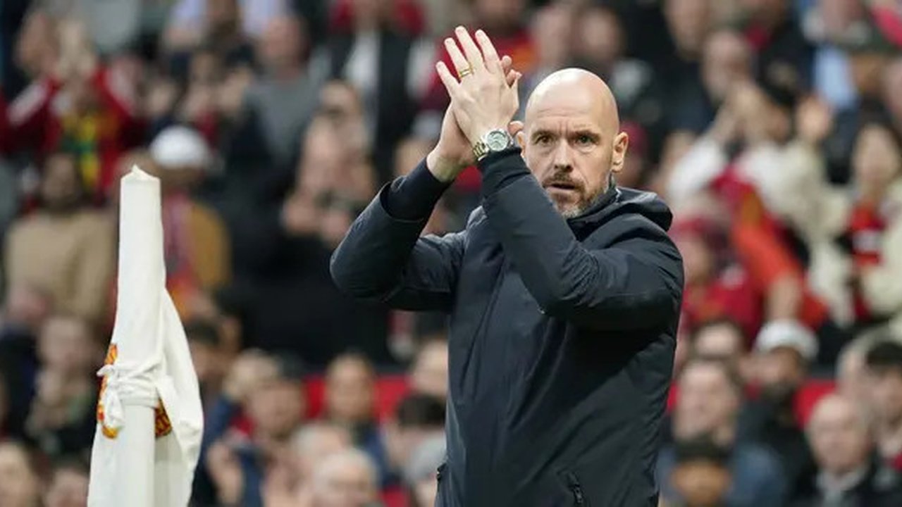Pelatih Manchester United, Erik ten Hag memberi aplaus kepada para suporter jelang dimulainya laga tunda pekan ke-34 Liga Inggris 2023/2024 menghadapi Newcastle United di Old Trafford Stadium