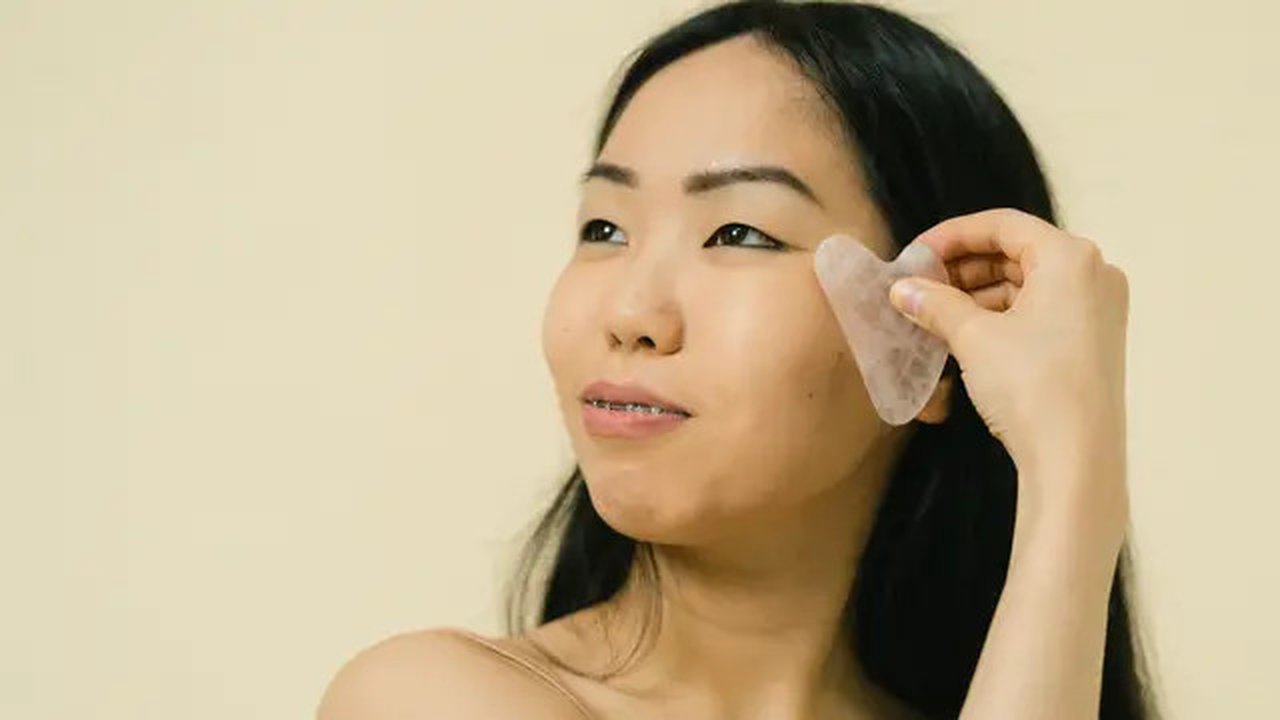 Cara Menggunakan Gua Sha untuk Hasil Maksimal | copyright pexels.com/SHVETS production