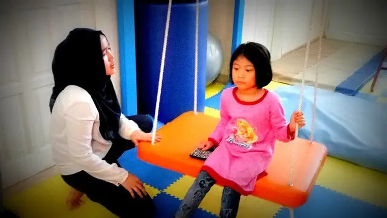 Di ruang terapi SI anak distimulasi dengan banyak permainan (Foto: Liputan6.com/Fitri Haryanti Harsono)