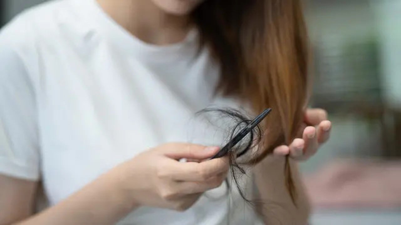 Ilustrasi rambut rontok ketika menyusui. (c) chormail@hotmail/Depositphotos.com