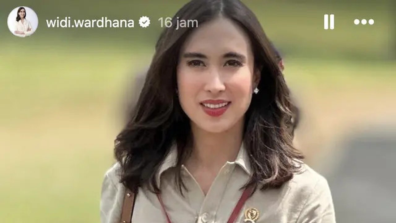 Kali ini, gayanya begitu chic dalam balutan kemeja safari beraksen kantong disertai dengan tas kulit yang dikenakannya. [Foto: Instagram/ Widi Wardhana]