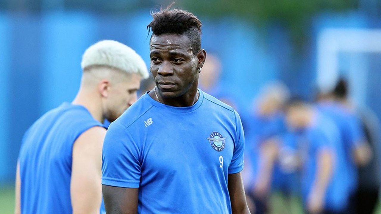 Kembali ke Serie A, Mario Balotelli Resmi Berseragam Genoa