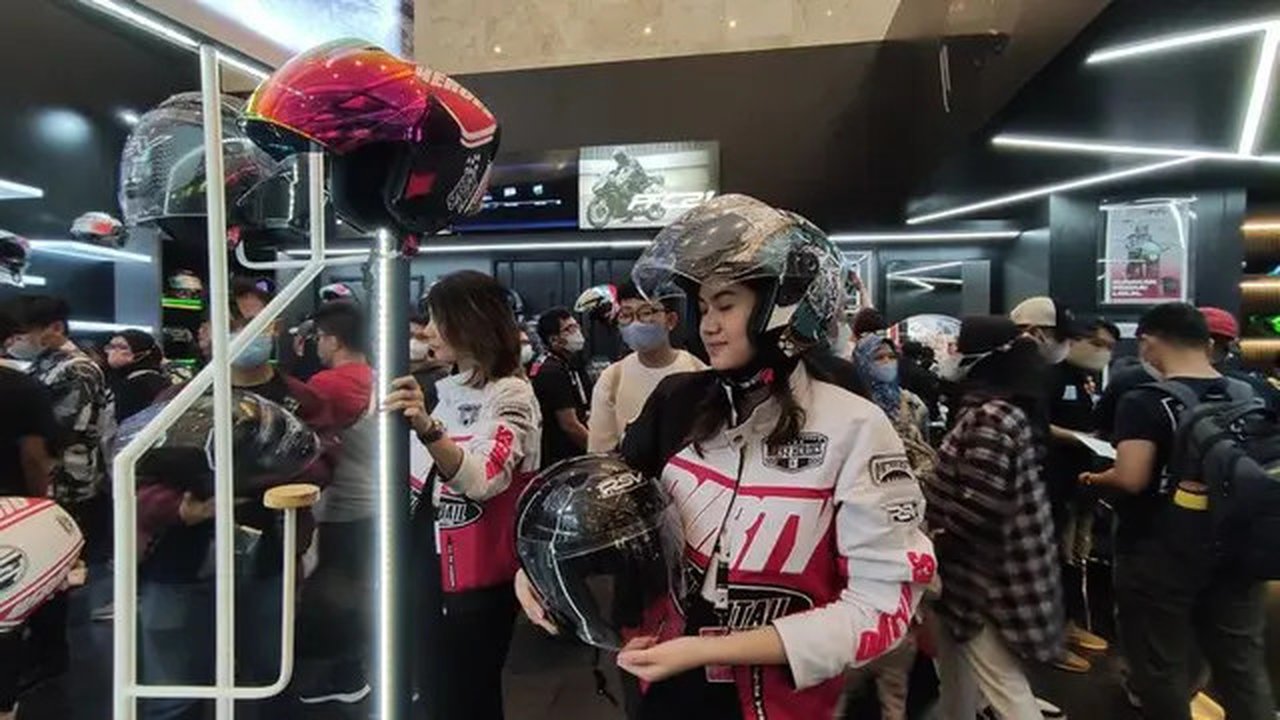 Helm RSV Windtail laku keras di IMOS 2022. (Septian/Liputan6.com)