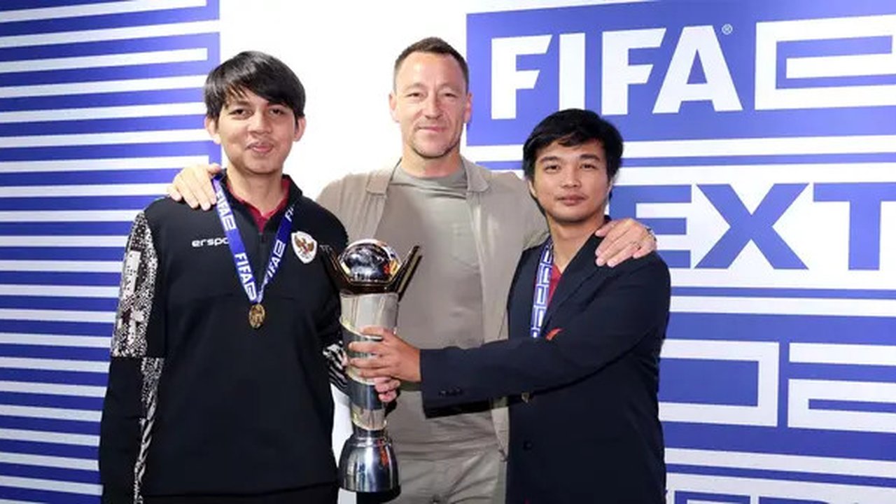 Tim Indonesia yang diwakili Ichsan Rahmat Taufiq sebagai manajer dan Budi Muhamad Manar Hidayat selaku asisten foto bersama legenda Chelsea, John Terry, setelah menjuarai FIFAe World Cup 2024