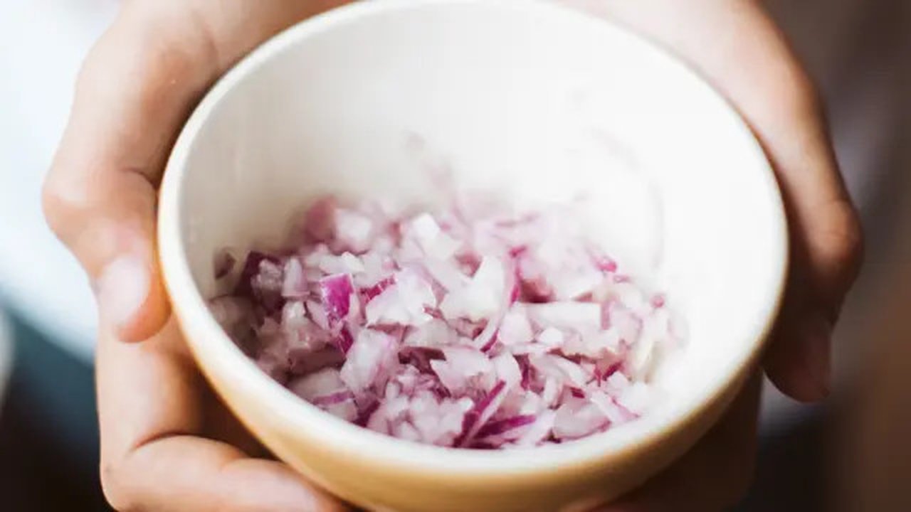 Ilustrasi mengiris bawang merah. (dok. unsplash.com/Asnida Riani)