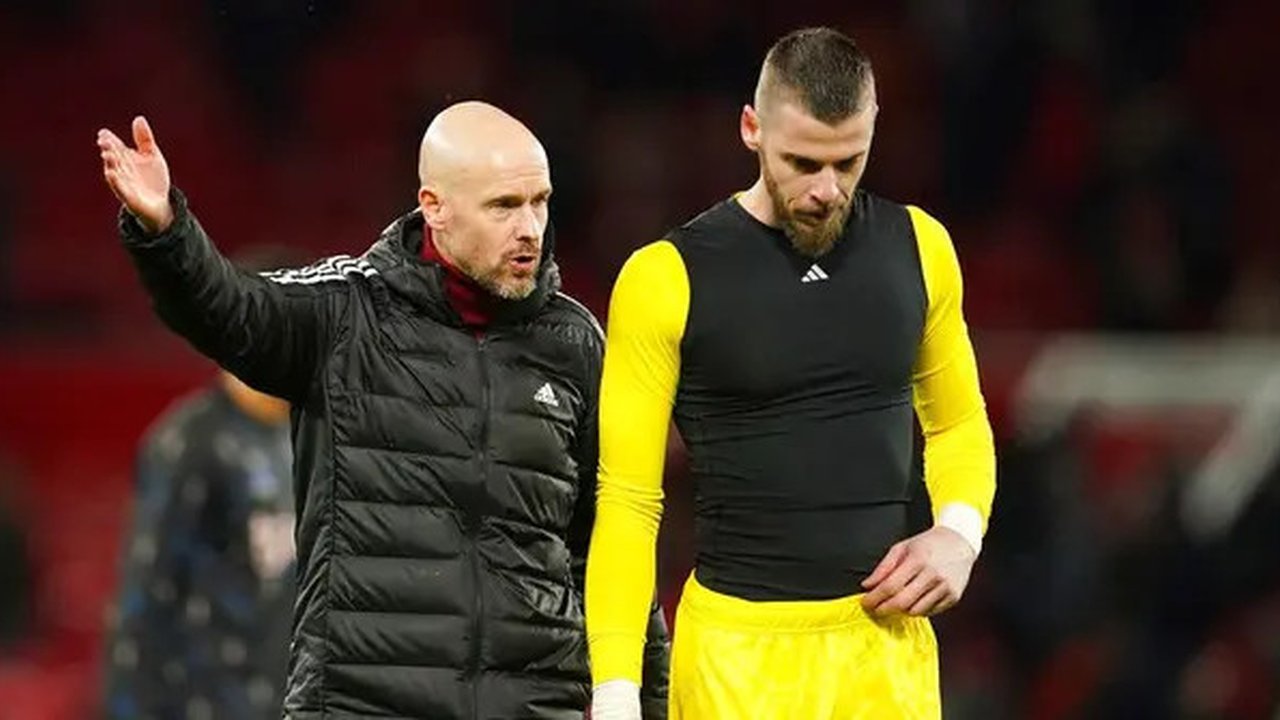 Manajer Manchester United, Erik ten Hag, dan kiper David De Gea. (AP Photo/Dave Thompson)