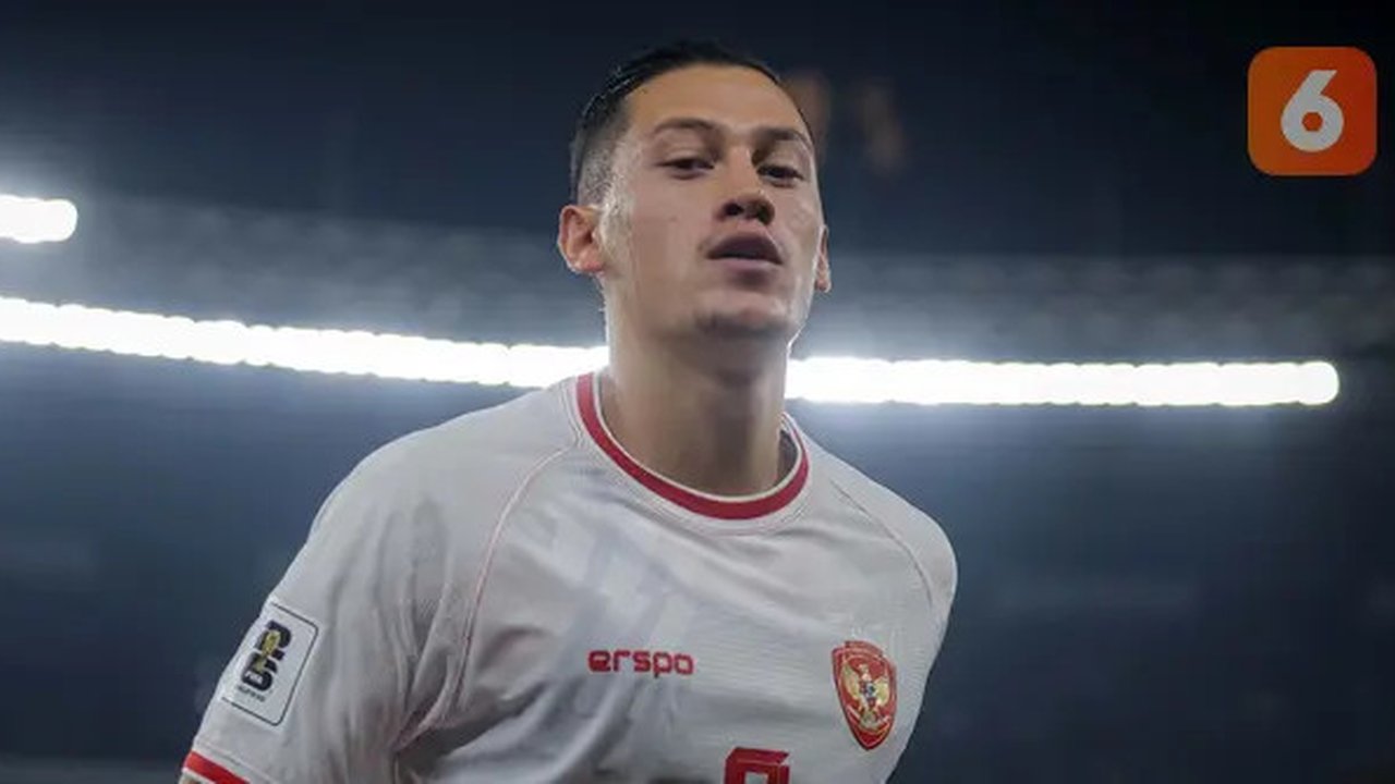 Pemain Timnas Indonesia, Jay Idzes, saat melawan Australia pada laga kedua Grup C Kualifikasi Piala Dunia 2026 Zona Asia di Stadion Utama Gelora Bung Karno (SUGBK), Jakarta Pusat, pad