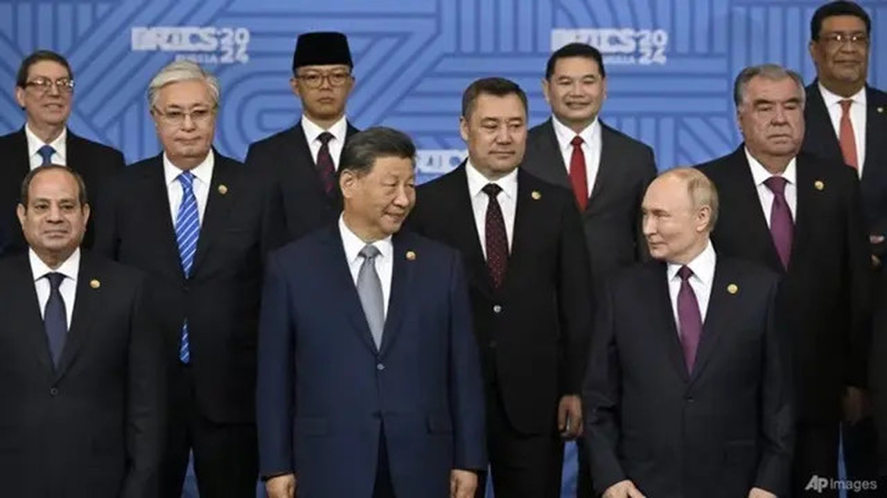 Presiden Rusia Vladimir Putin, Presiden China Xi Jinping, Menteri Luar Negeri Republik Indonesia Sugiono dan sejumlah pemimpin negara/utusan khusus berpose saat menghadiri KTT BR