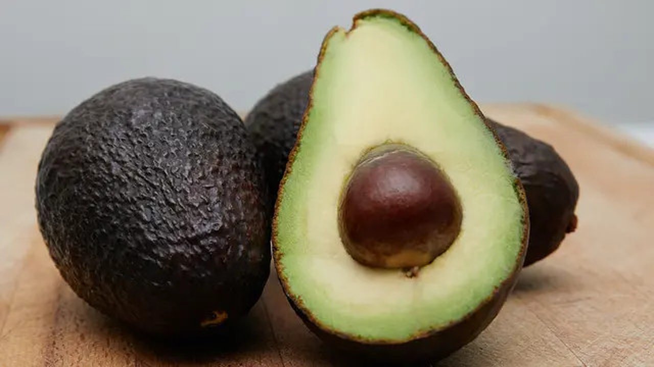 Buah alpukat sangat digemari oleh berbagai kalangan serta banyaknya olahan yang bisa dibuat dari buah alpukat (Foto: Unsplash.com/Gil Ndjouwou)
