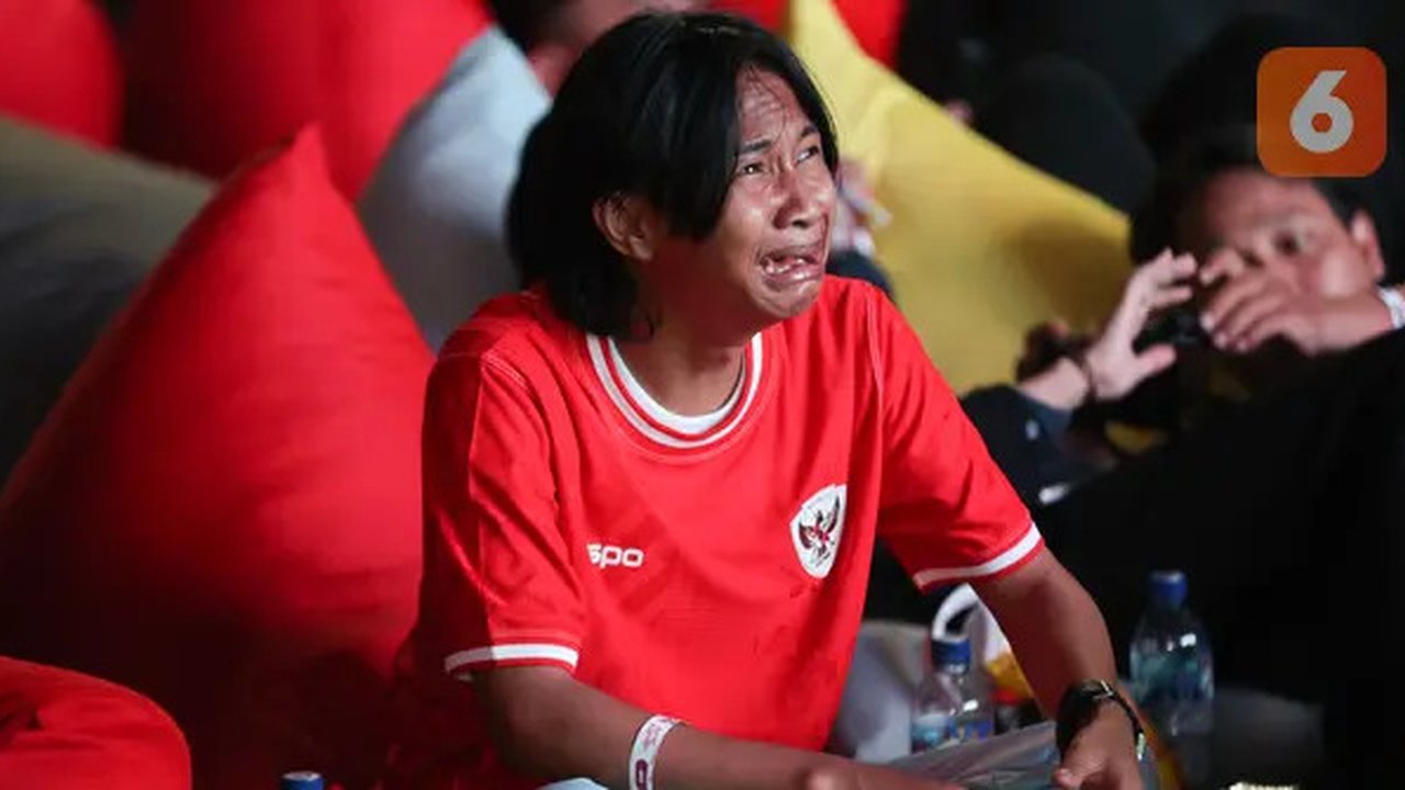 Fajar Sadboy menangis saat nobar laga Timnas Indonesia vs China di Kompleks Stadion Utama Gelora Bung Karno (SUGBK), Senayan, Jakarta, Selasa (15/10/2024) malam WIB. (Bola.com/Abdul Aziz)