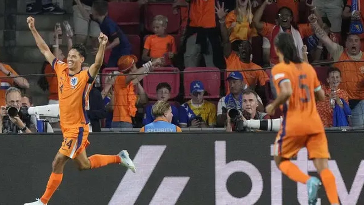 Pemain Timnas Belanda, Tijjani Reijnders, melakukan selebrasi setelah mencetak gol ke gawang Bosnia dan Herzegovina di laga UEFA Nations League. (AP Photo/Peter Dejong)