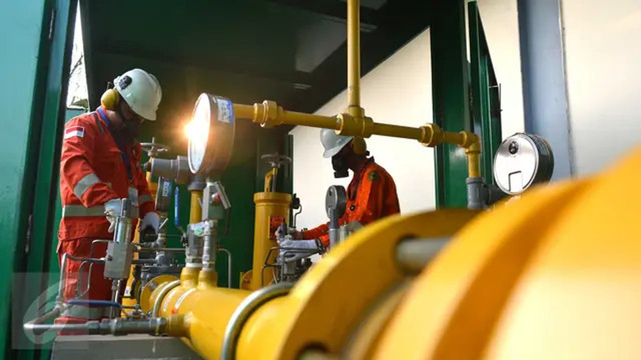Petugas mengecek instalasi pipa metering regulating station PT Perusahaan Gas Negara (Persero) Tbk di PT Lion Metal Works di Jakarta, (28/10/2015). Sektor Industri kini mulai mengkonversi dar