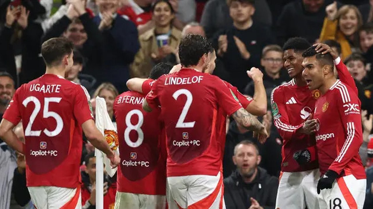Gelandang Manchester United asal Brasil Casemiro (kanan) merayakan gol keempatnya bersama rekan satu timnya selama pertandingan sepak bola babak 16 besar Piala Liga Inggris antara Manchest