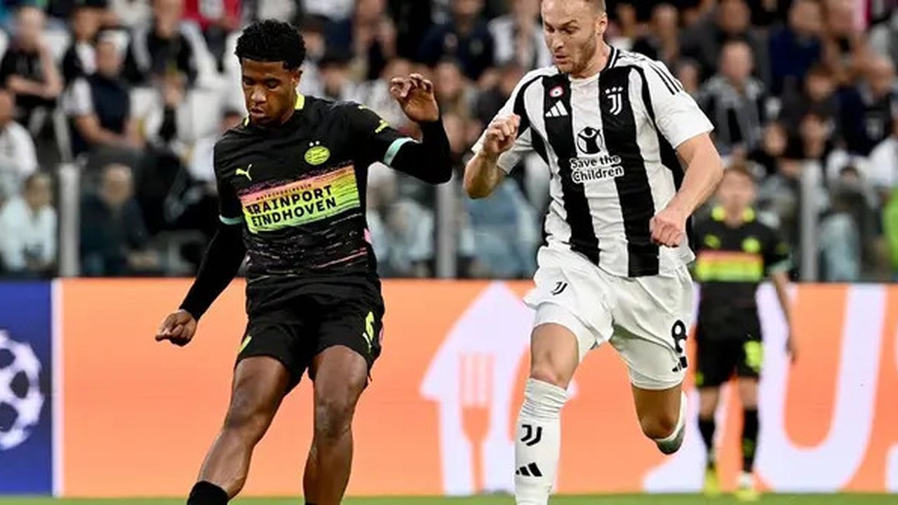 Bek PSV Eindhoven, Ryan Flamingo (kiri), diklaim memiliki darah Indonesia dan disebut bakal dinaturalisasi untuk memperkuat Timnas Indonesia. (AFP/Isabella BONOTTO)