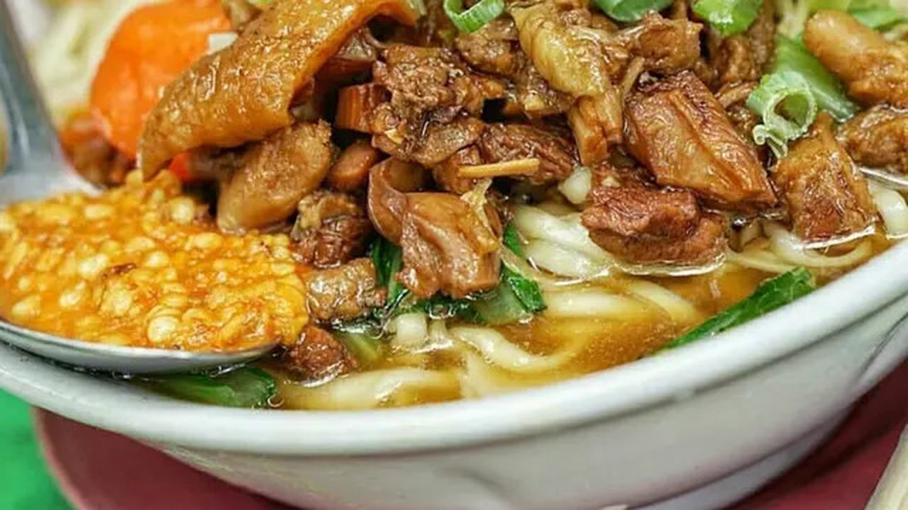 Mie Ayam Jack di depan RS PGI Cikini. (dok. Instagram @mie_ayam_jack/https://www.instagram.com/p/CCi0zAtn03z/)