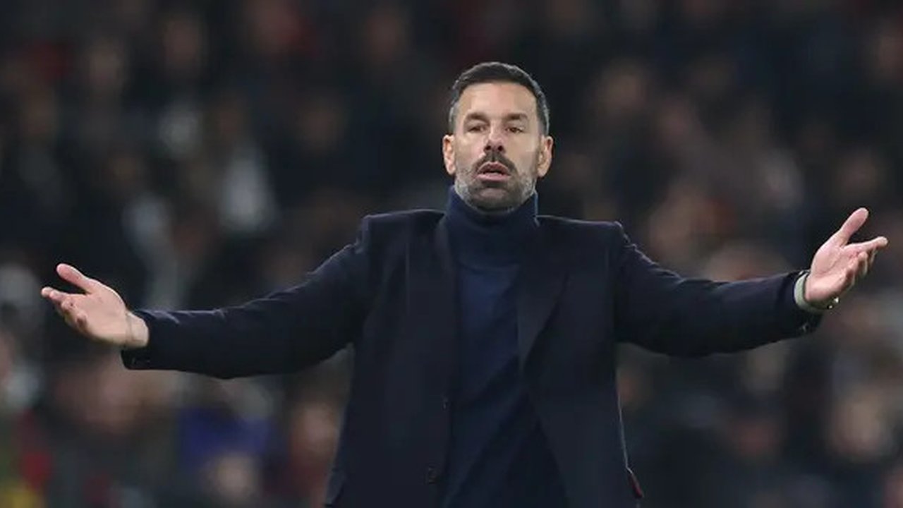 Manajer interim Manchester United (MU), Ruud van Nistelrooy, saat memimpin timnya menghadapi Leicester City di babak 16 besar Carabao Cup yang digelar di Old Trafford, Kamis (31/10/2024) dini