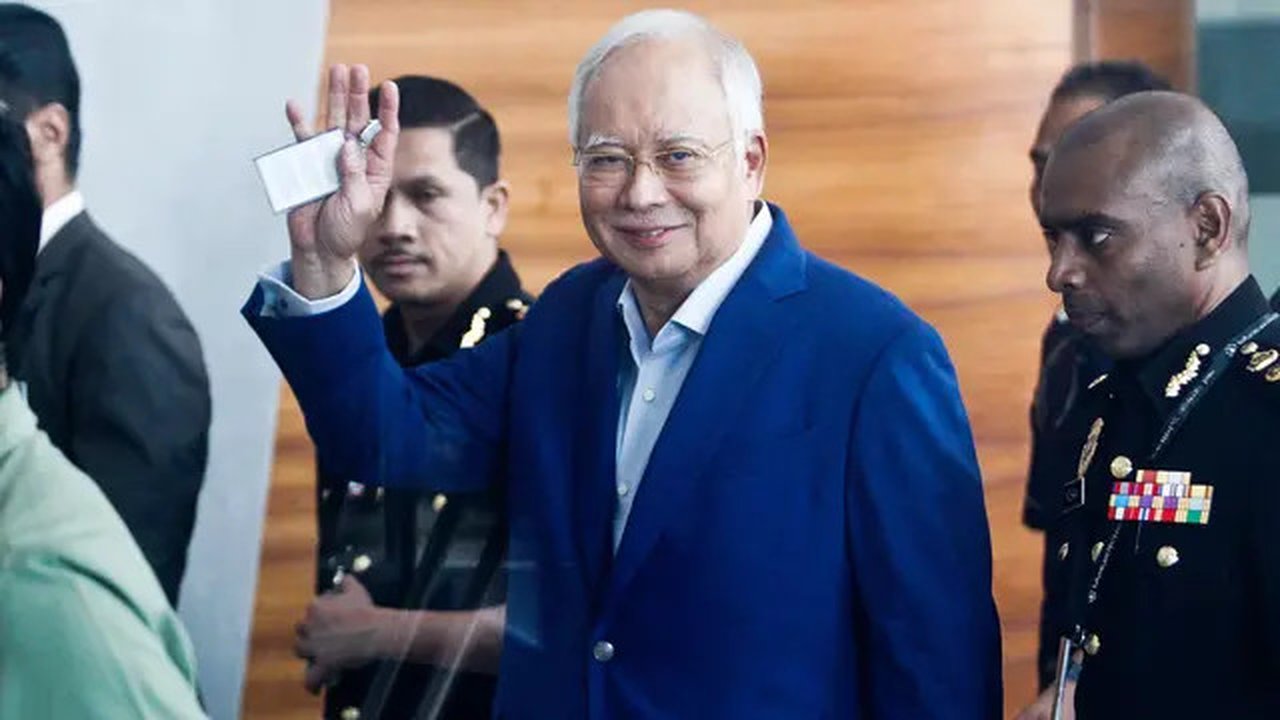 Mantan Perdana Menteri Najib Razak melambaikan tangan setibanya di kantor Komisi Anti-Korupsi Malaysia (MACC), Putrajaya, Selasa (22/5). Najib hari ini menjalani pemeriksaan terkait kasus kor
