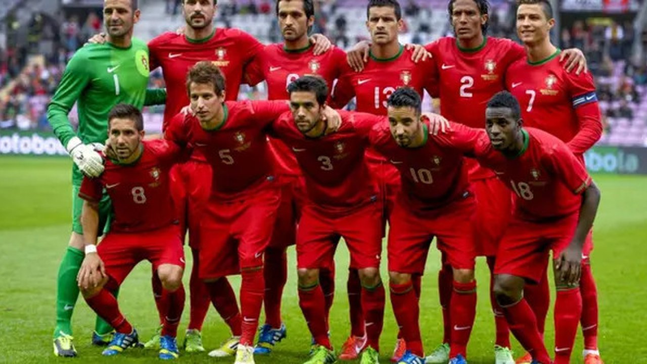 Barisan depan skuad Portugal (Kiri ke Kanan): gelandang Joao Moutinho, bek Fabio Coentrao, bek Silvio, gelandang Ruben Amorim, dan gelandang Valera. Baris kedua: Penjaga gawang Portugal Ed