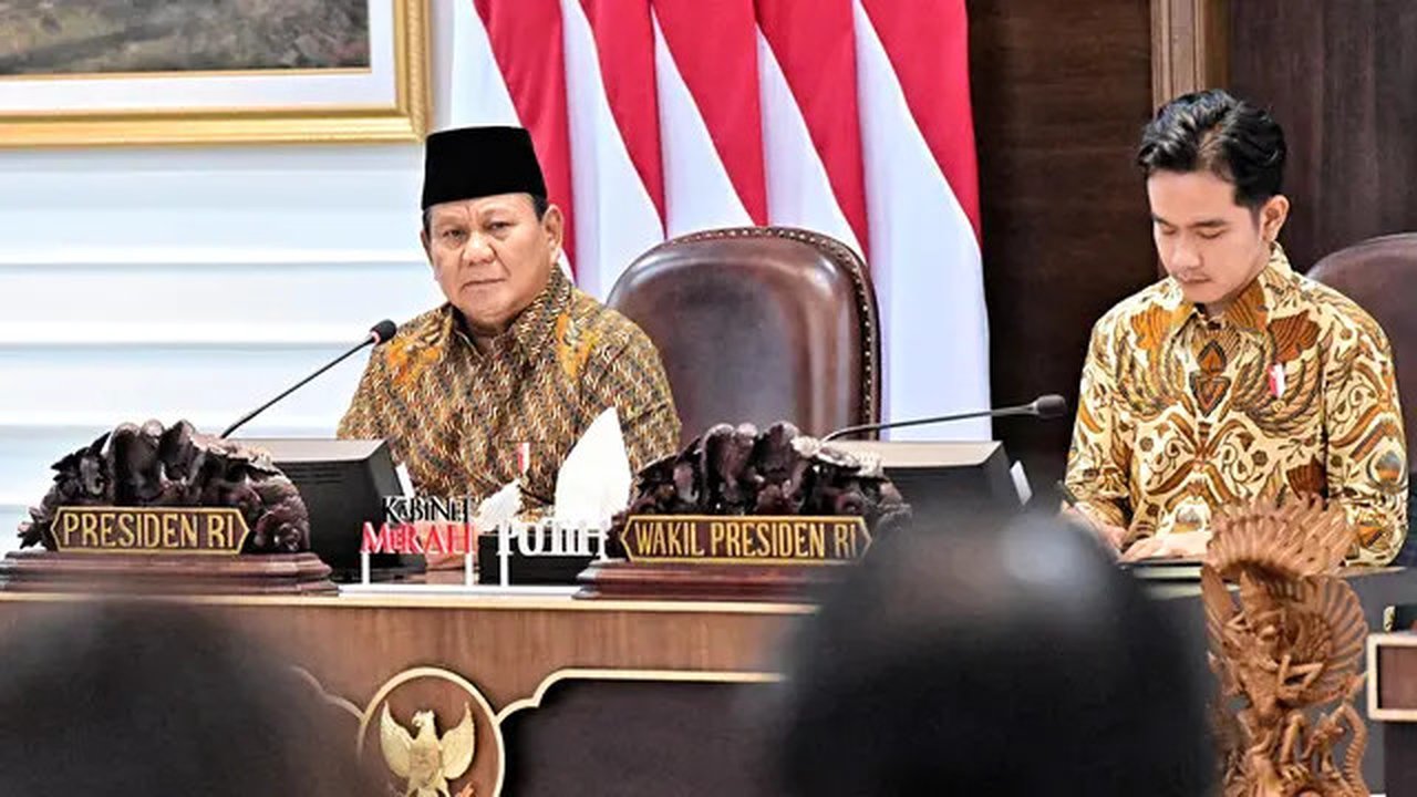 Presiden Prabowo Subianto didampingi Wapres Gibran Rakabuming Raka memimpin sidang perdana Kabinet Merah Putih di Istana, Jakarta, Rabu (23/10/2024). (Foto: Biro Pers Sekretariat Presiden)