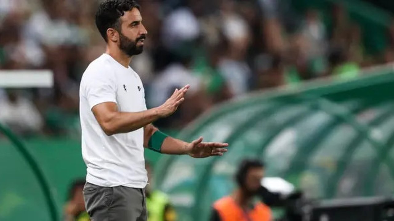 Pelatih Sporting Lisbon asal Portugal, Ruben Amorim, memberi isyarat selama pertandingan liga Portugal antara Sporting CP dan Rio Ave FC di stadion Jose Alvalade di Lisbon pada 9 Agustus 2