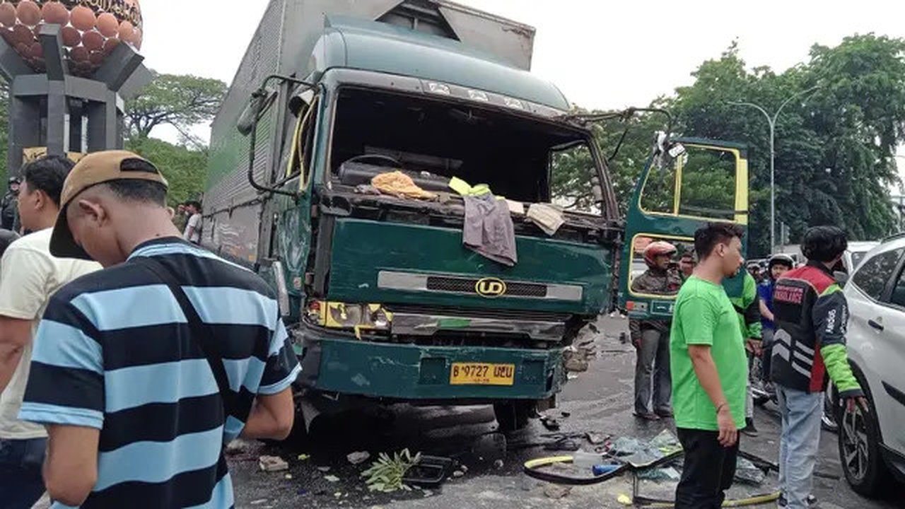 Sebuah truk kontainer berjalan melawan arah dan menabrak banyak pengguna jalan di kawasan Jalan Hasyim Asyari, Kota Tangerang. (Istimewa)