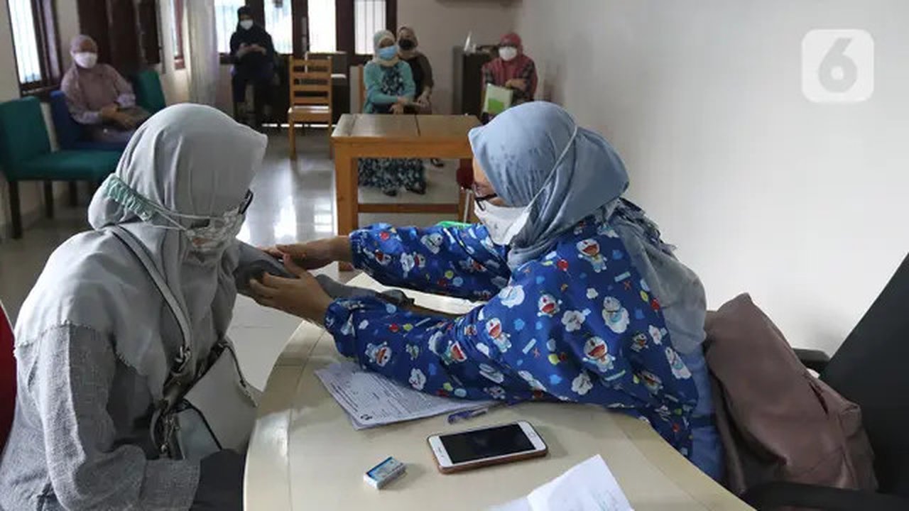 Petugas memeriksa tensi sebelum penyuntikkan vaksin Covid-19 kepada ibu hamil di RSIA Tambak, Jakarta, Rabu (18/8/2021). Vaksinasi bagi ibu hamil dan menyusui yang dilakukan sekali dalam sepe
