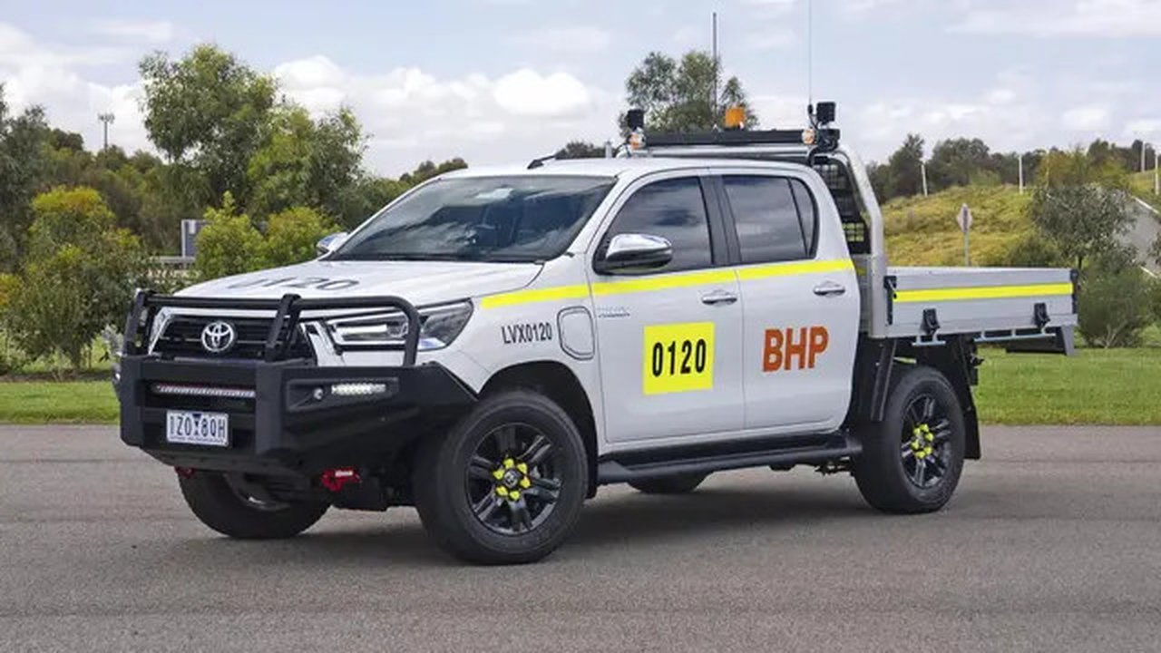 Tampilan prototipe Toyota Hilux BEV yang tengah di uji cobakan di sektor pertambangan. (Carscoops/ Rendy Yansah)