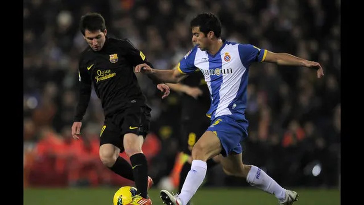 Pemain Espanyol, Jordi Amat (kanan), berusaha menghadang laju dari pemain Barcelona, Lionel Messi, dalam pertandingan lanjutan La Liga 2011/2012 yang berlangsung di stadion Cornella-El Prat ,