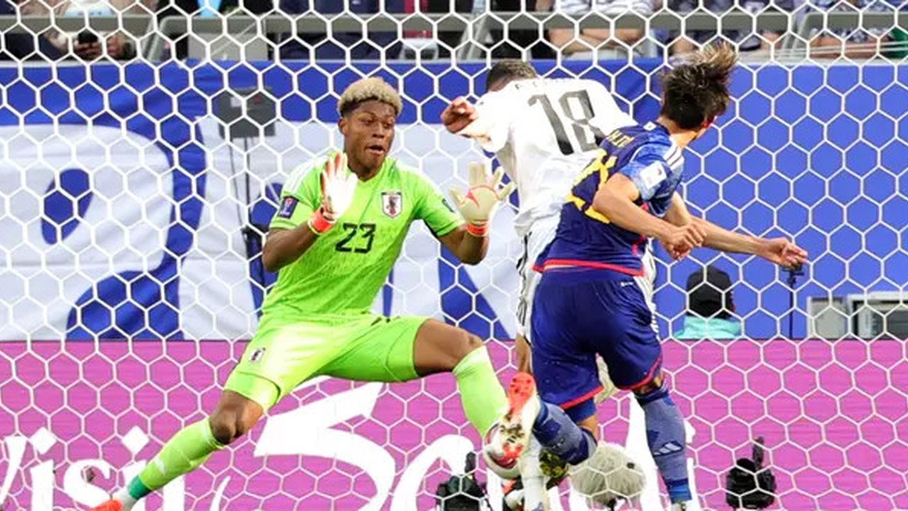 Kiper Timnas Jepang di Piala Asia 2023, Zion Suzuki. (Bola.com/Dok.AFP/Giuseppe CACACE).