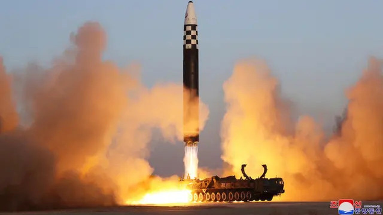 Sementara itu, Dewan Keamanan Nasional Korea Selatan mengungkapkan bahwa yang diluncurkan adalah ICBM berbahan bakar padat. Mereka menggarisbawahi peluncuran tersebut sebagai tindakan destabi