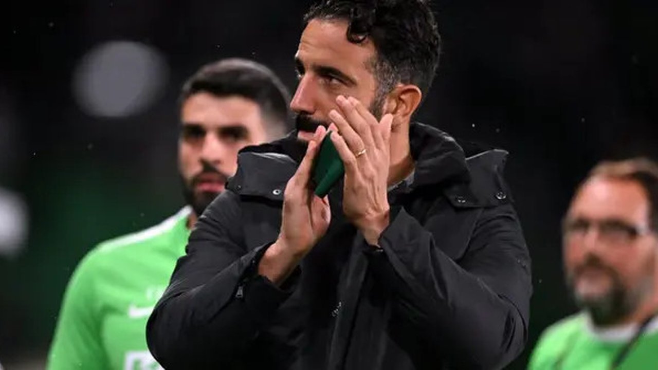 Pelatih Sporting Lisbon asal Portugal, Ruben Amorim, bertepuk tangan kepada para pendukung sebelum pertandinga Liga Portugal antara Sporting CP dan CF Estrela da Amadora di stadion Jose Al